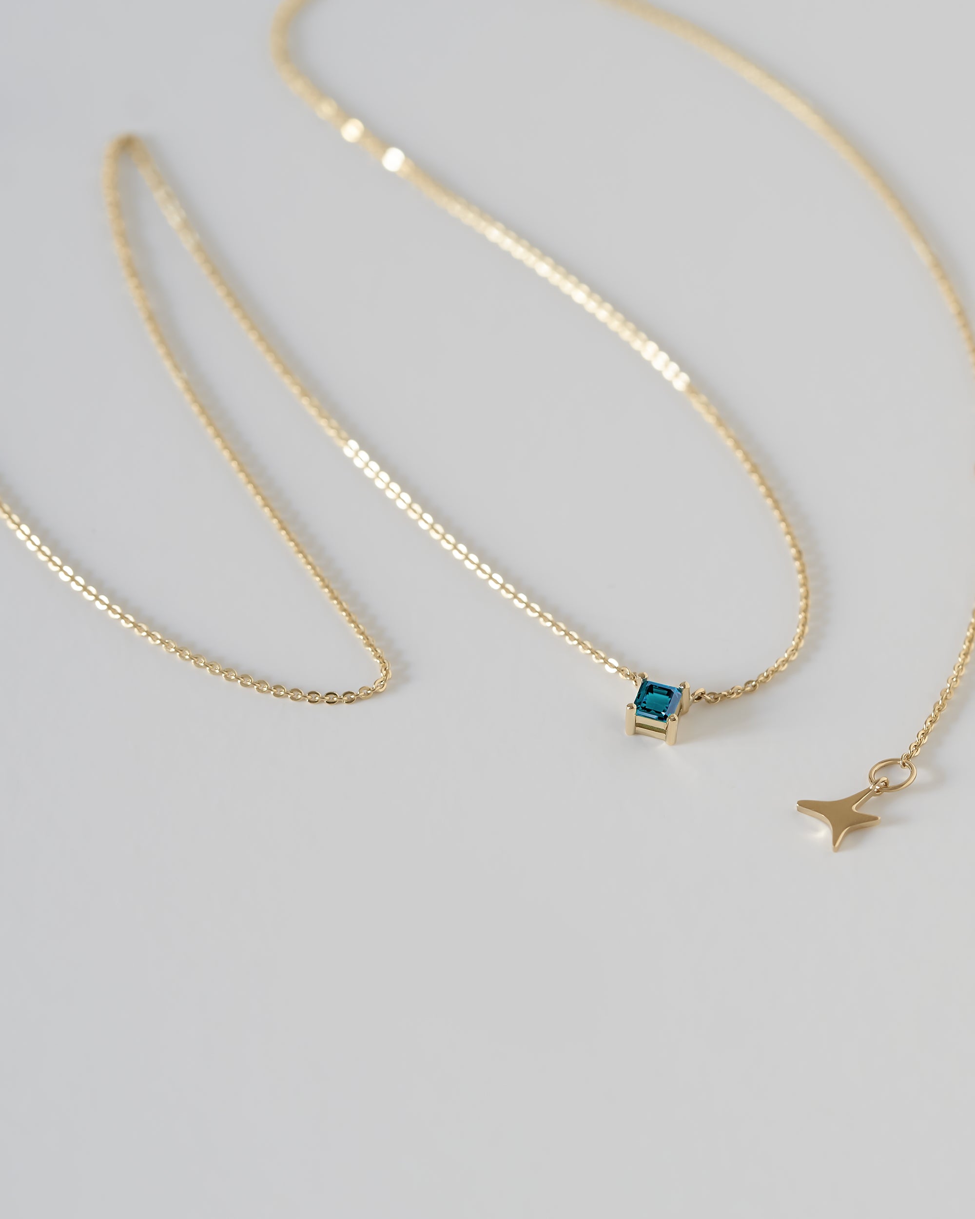 Yellow gold Deep ocean pendant