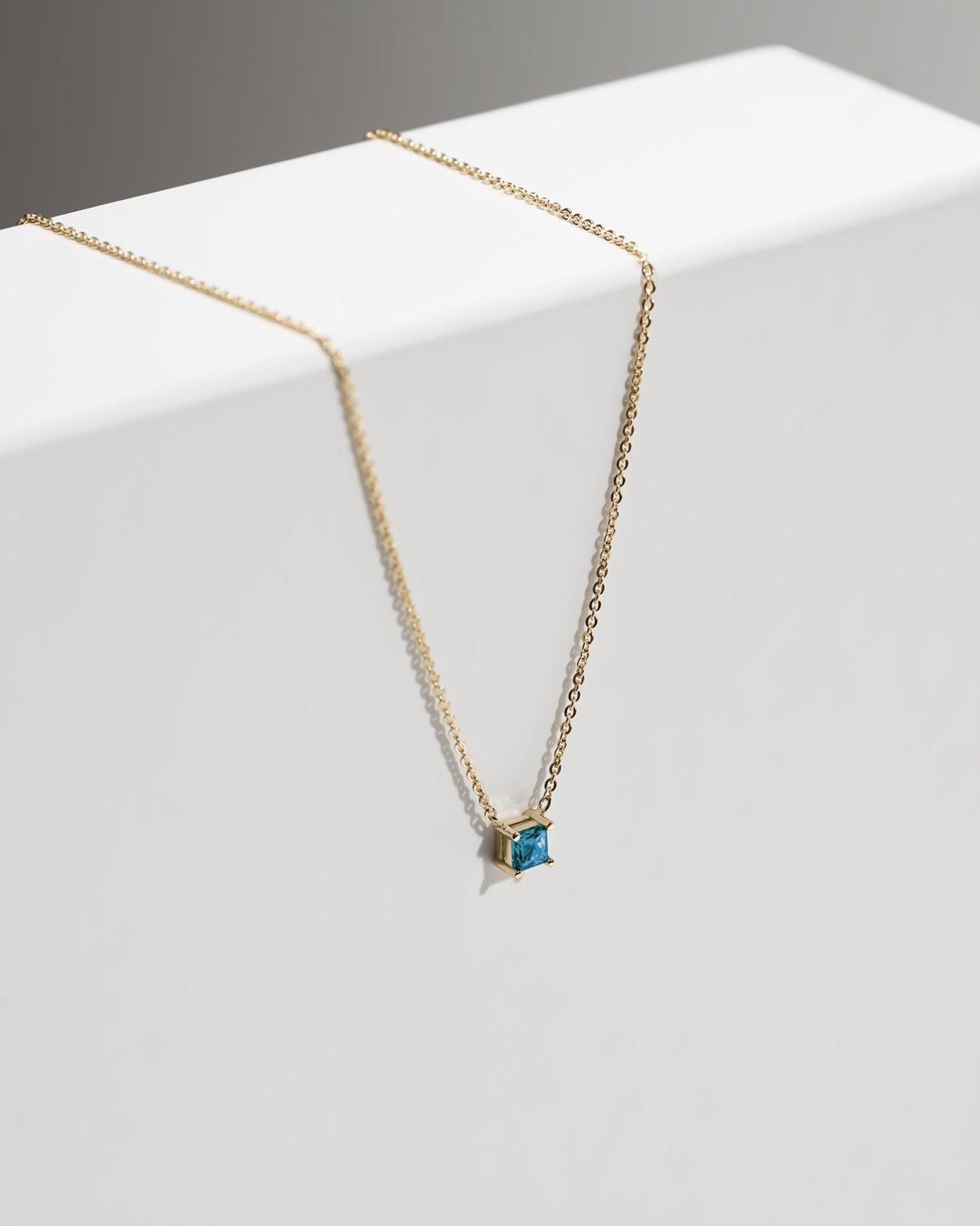 Yellow gold Deep ocean pendant