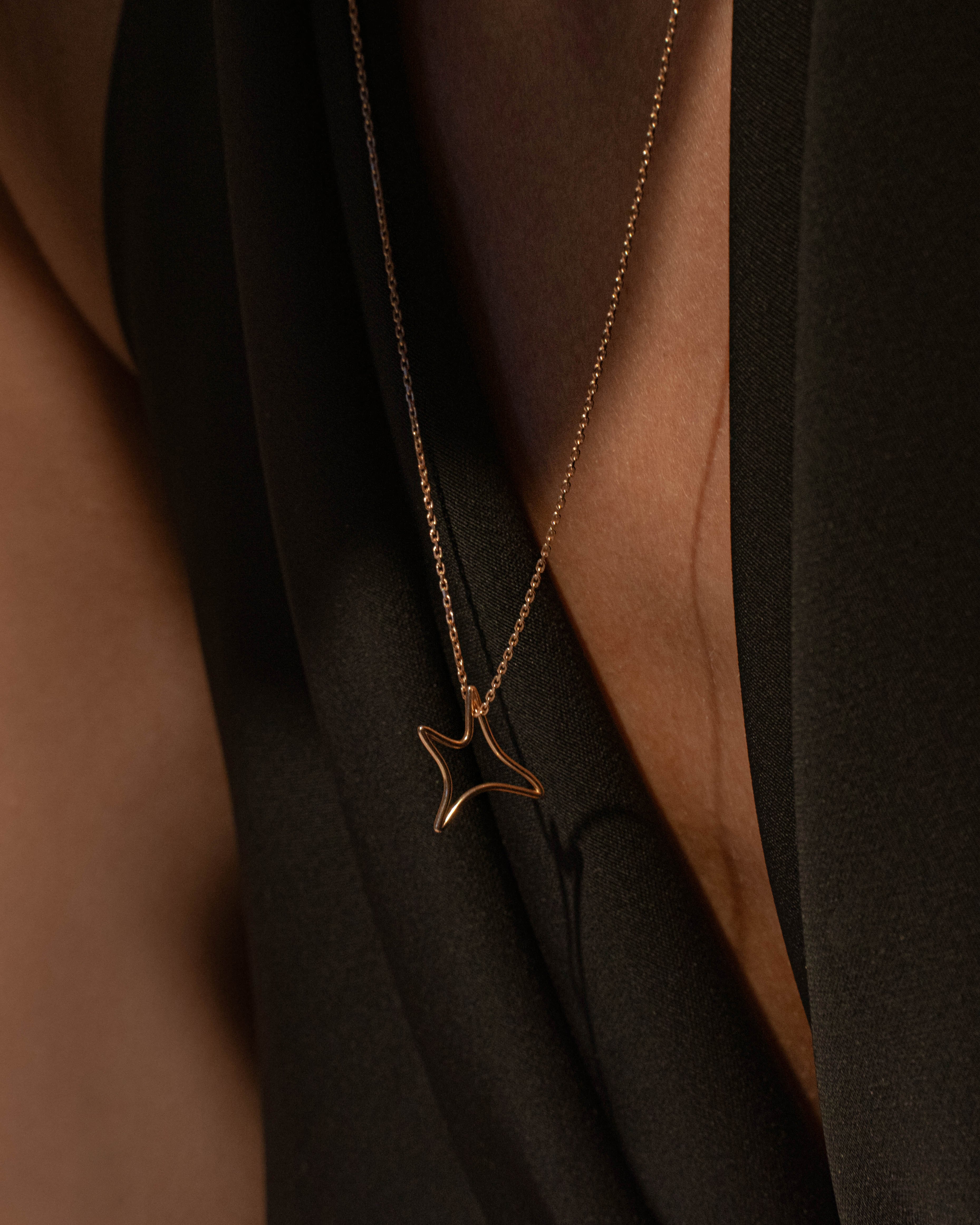 Collier grande étoile Aumi en or rose