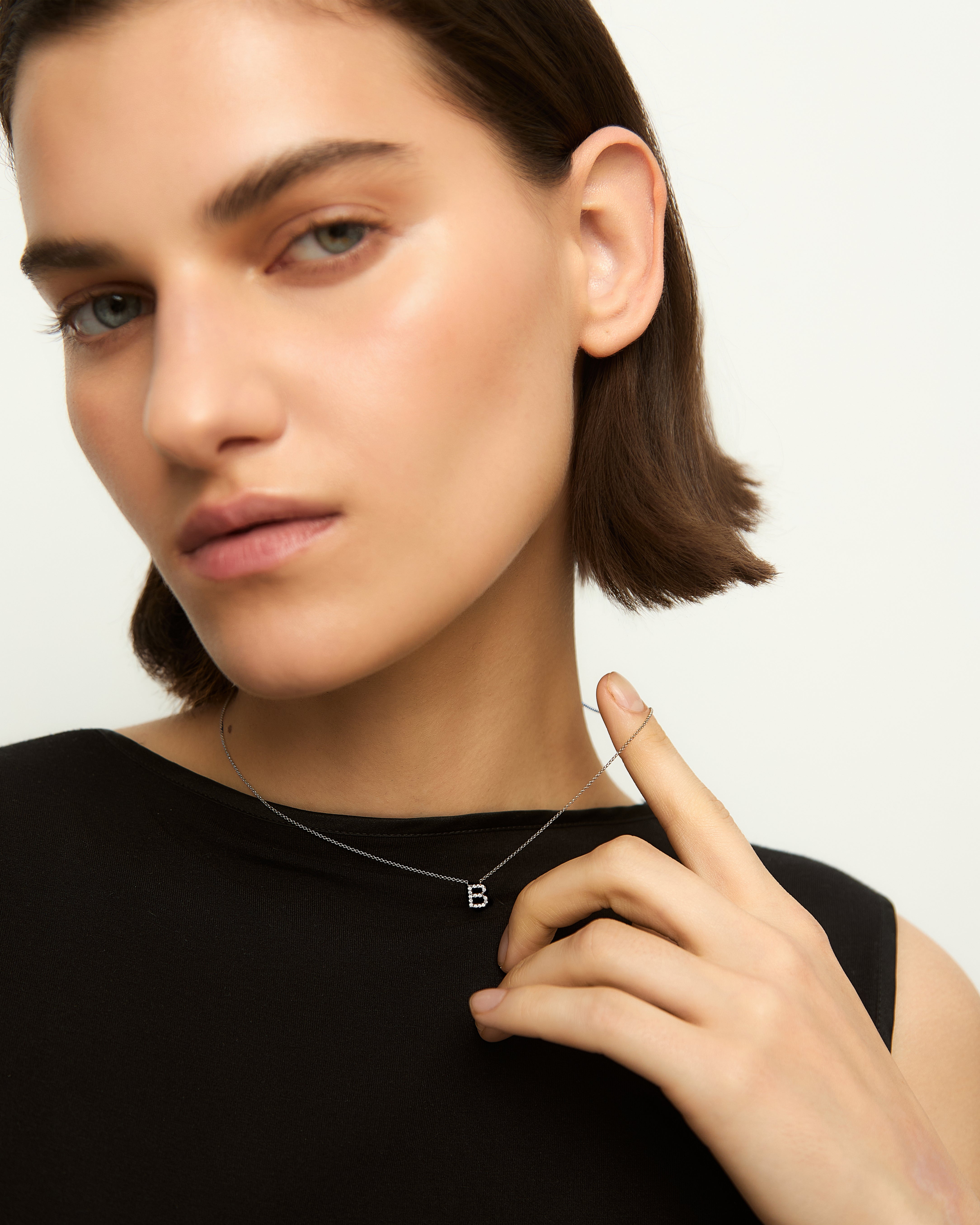 Collar de letras de diamantes en oro blanco