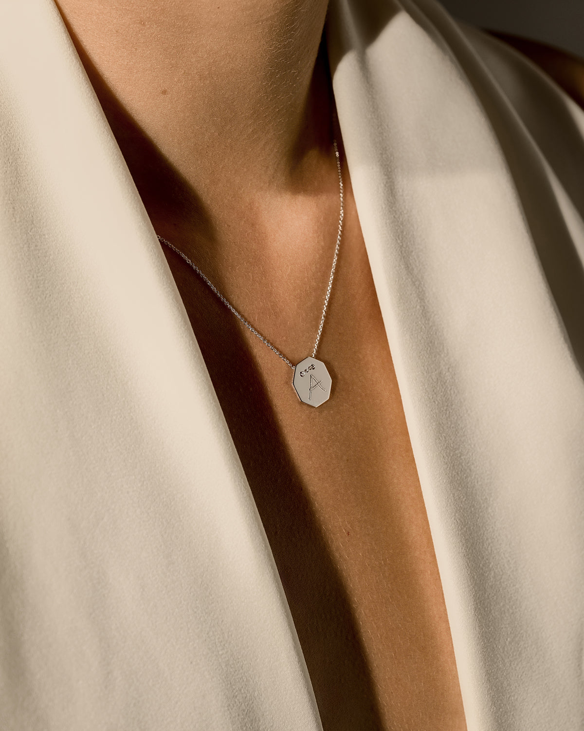 Médaillon Lettres en Or Blanc