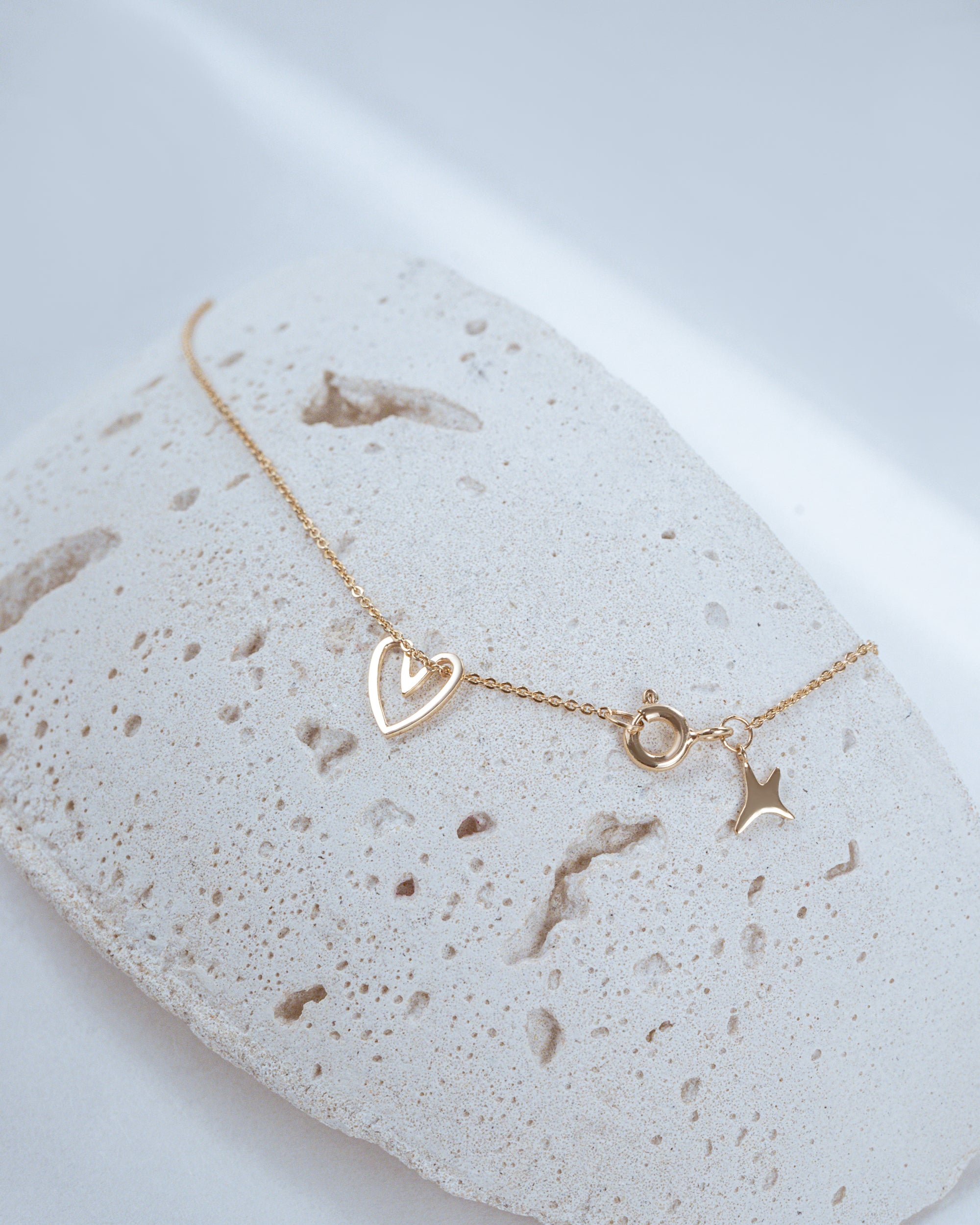 Collar de corazón abierto de oro amarillo