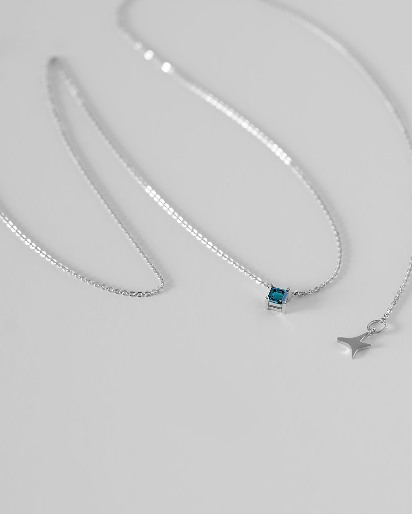 White gold Deep ocean pendant