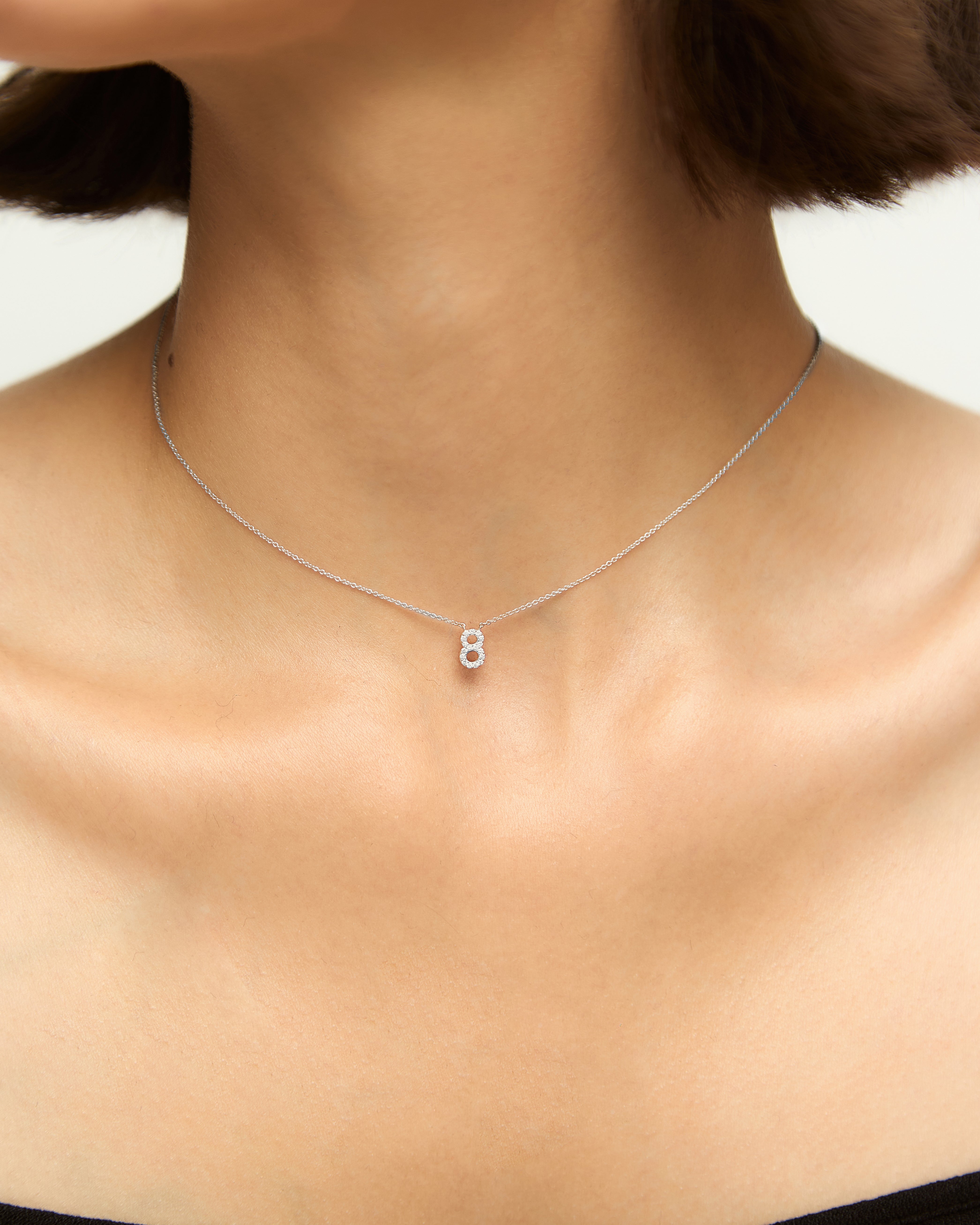 Collar con números de diamantes en oro de 14 quilates