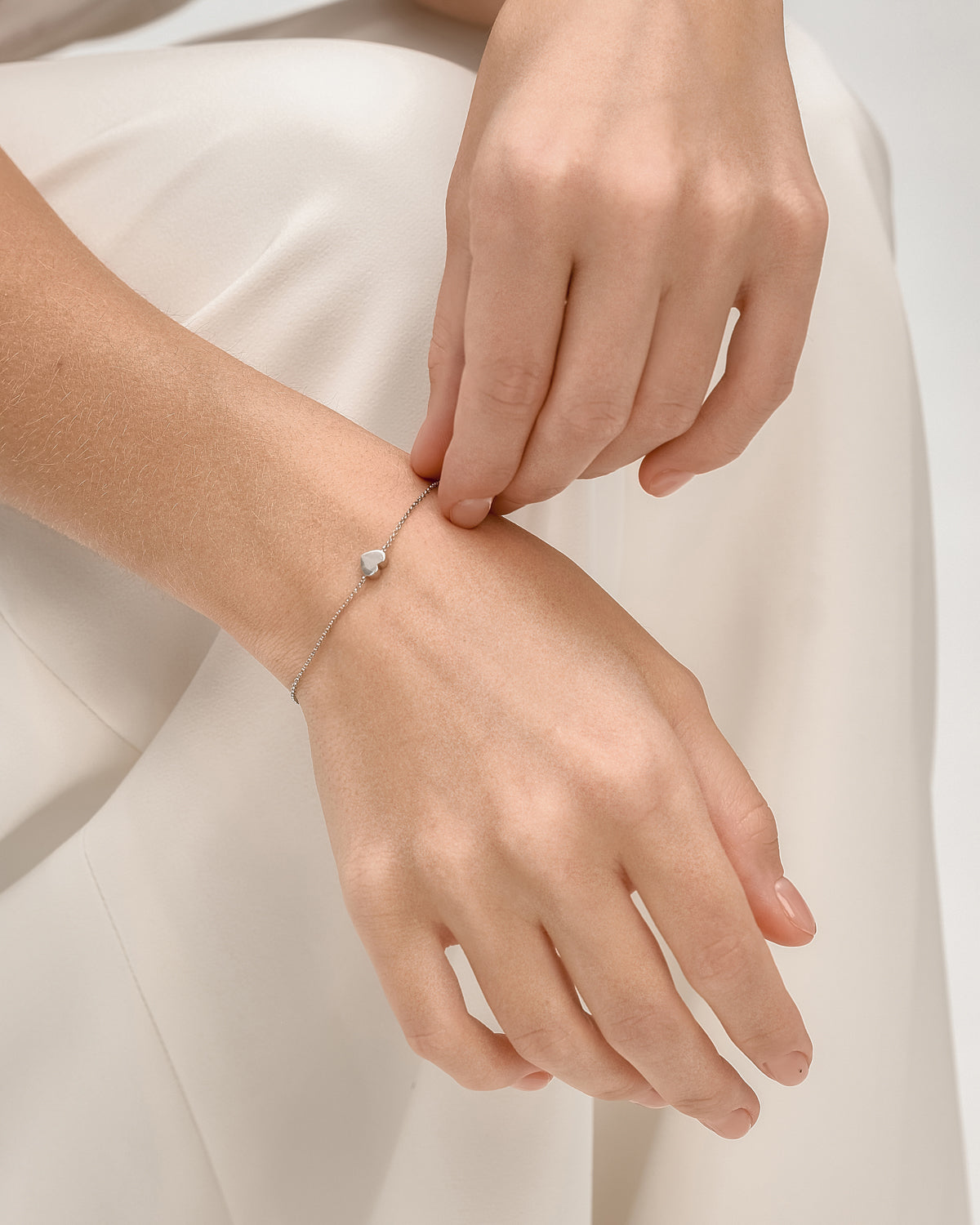 Pulsera de oro blanco con corazón de malaquita 